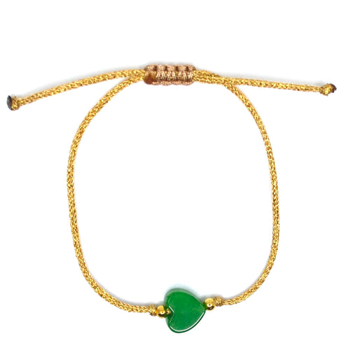 Je ziet hier een armband met een Maleisische Jade hart geregen op Goud glitterkoord.