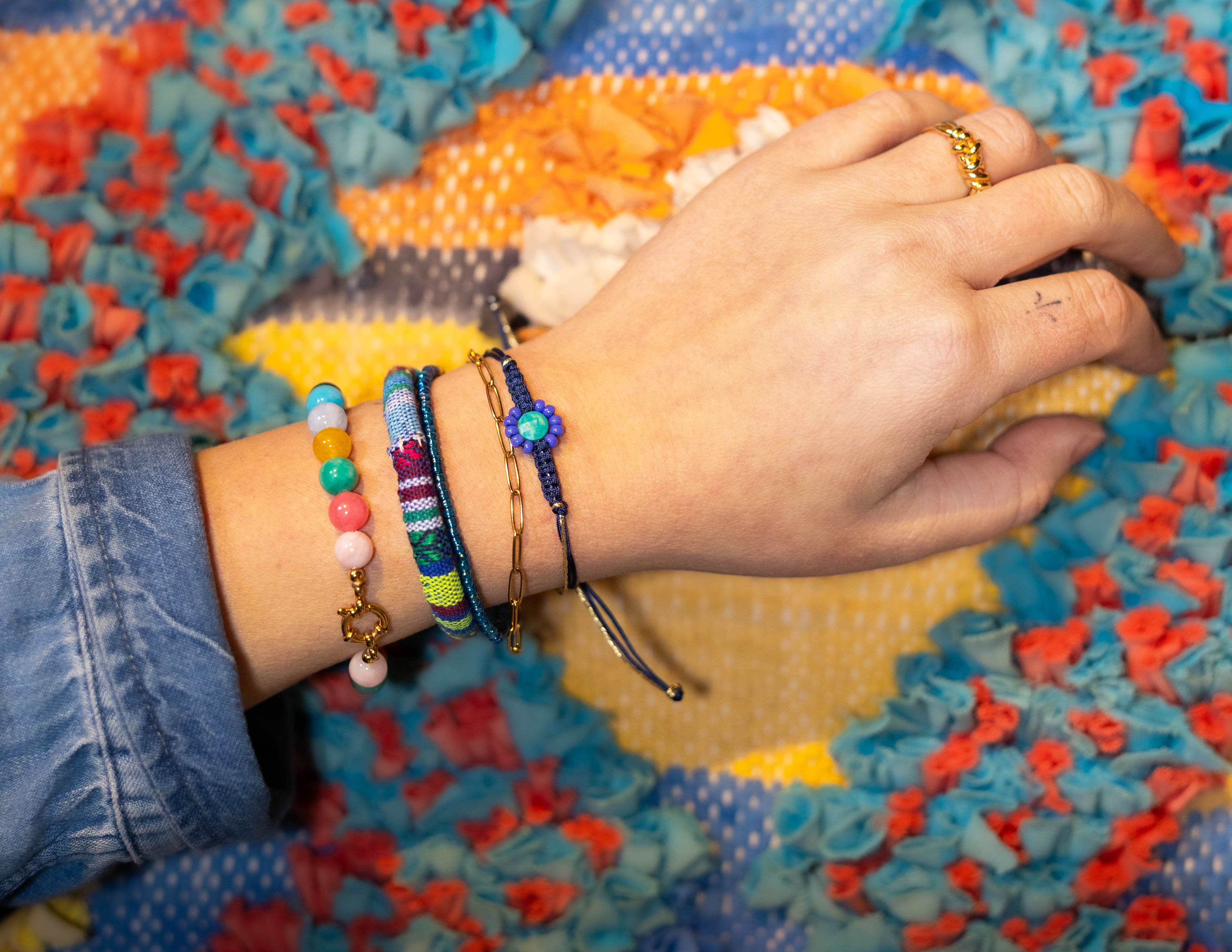 Foto van hand met armbandenset blauw.