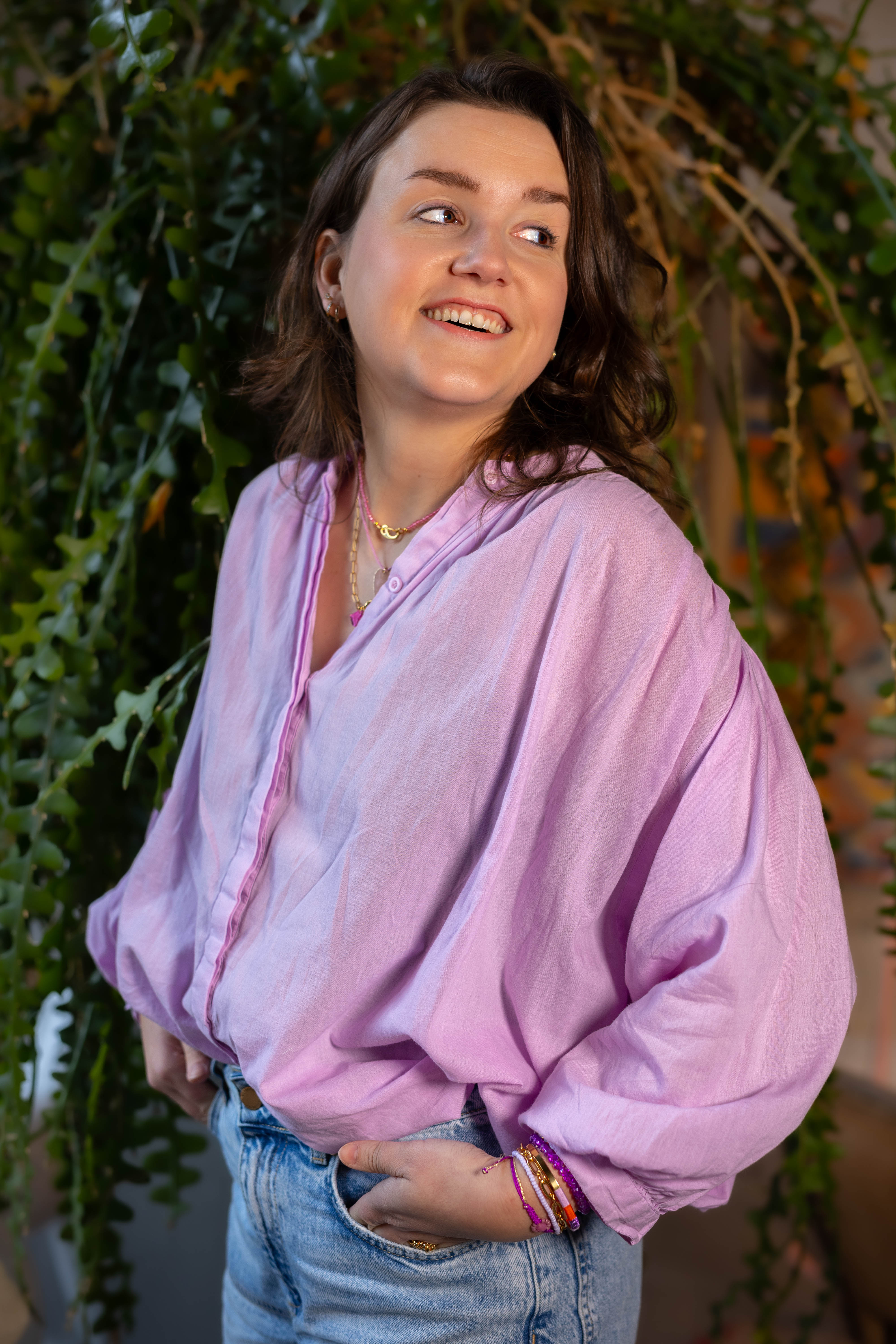 Model op foto met paarse blouse en armbandenset van Bert Sieraden.