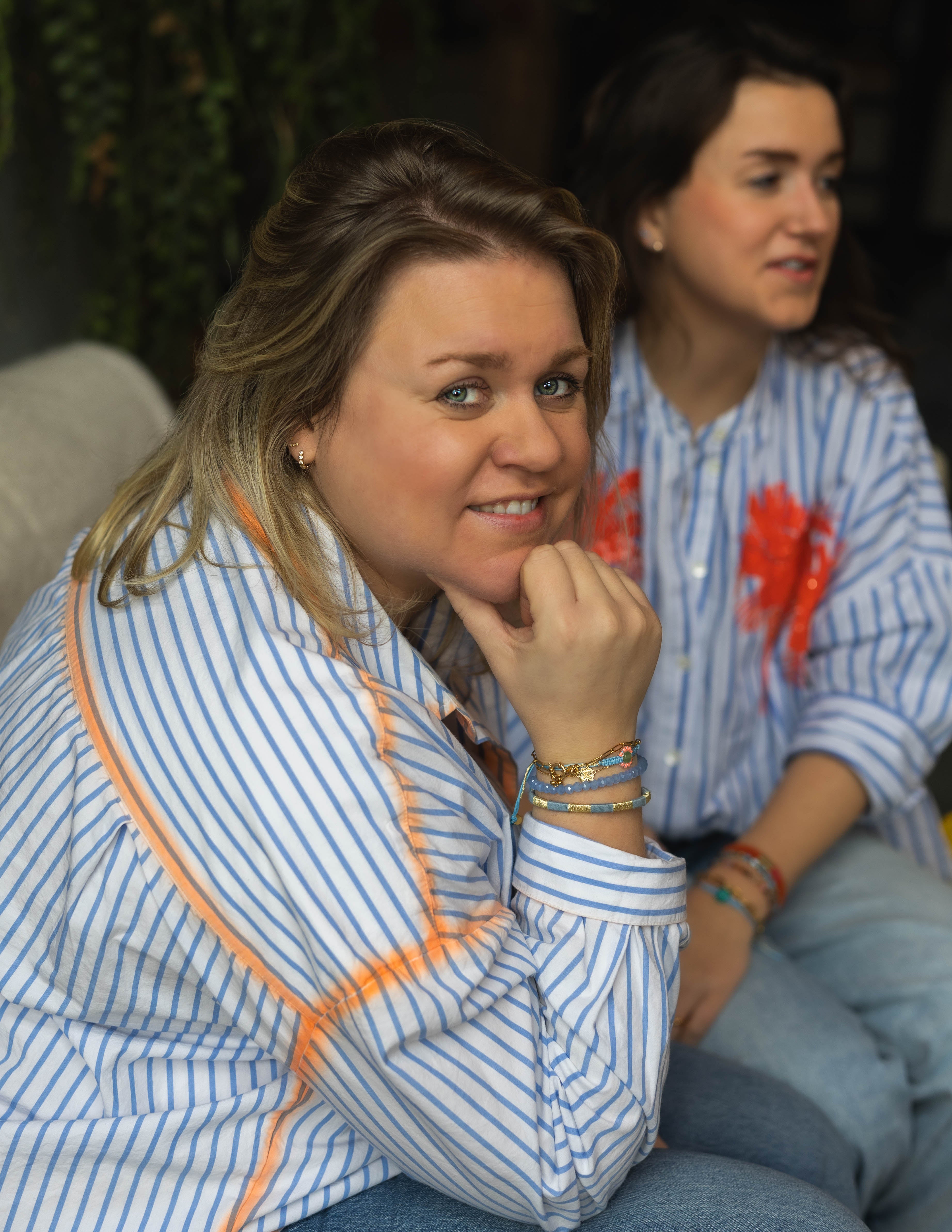 Bertie van Bert Sieraden mete een blauwe armbandenset.