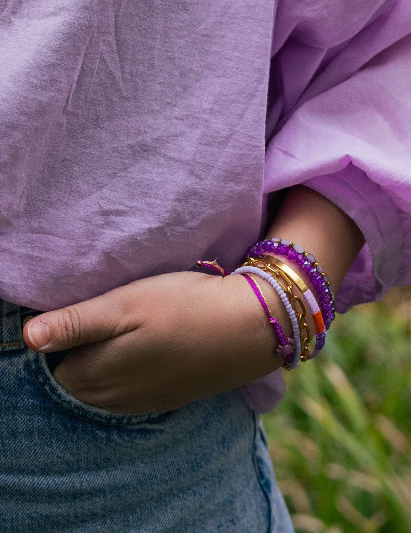 Foto hand in zak armbandenset paars bert sieraden.