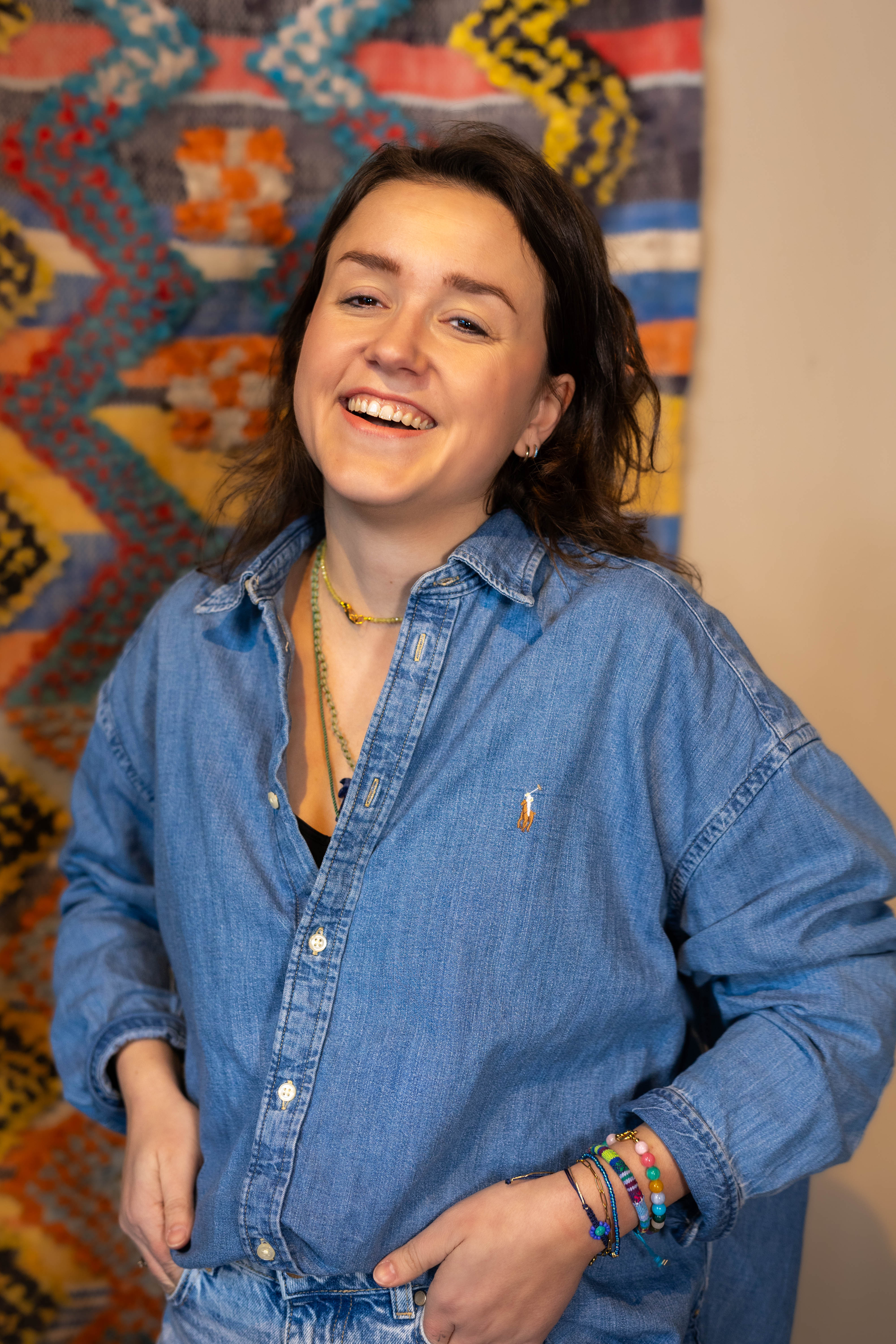 Model met bert sieraden set blauw en spijkerblouse.