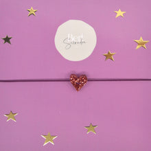 Afbeelding in Gallery-weergave laden, Bert Armband Love Roze Glitter (kies uit meerdere kleuren koord)