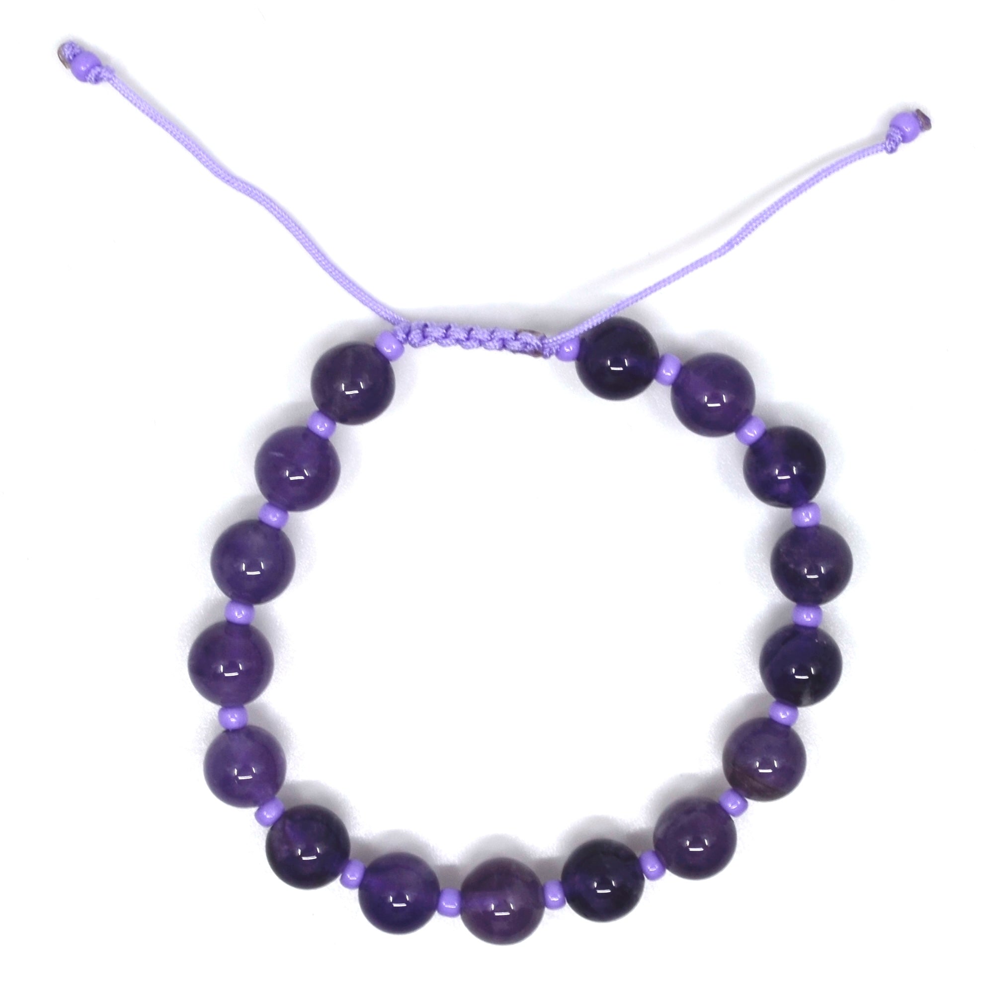 Je ziet hier een armband met Amethist kralen geregen op koord. De kralen zijn 8 mm per stuk.
