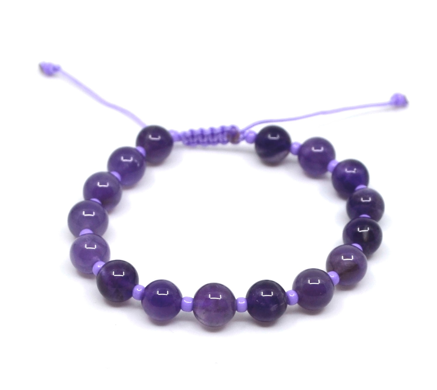 Je ziet hier een armband met Amethist kralen geregen op koord. De kralen zijn 8 mm per stuk.