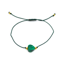 Afbeelding in Gallery-weergave laden, Je ziet hier een armband met een Malachiet Hart geregen op groen koord.