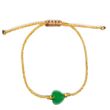 Afbeelding in Gallery-weergave laden, Je ziet hier een armband met een Maleisische Jade hart geregen op Goud glitterkoord.