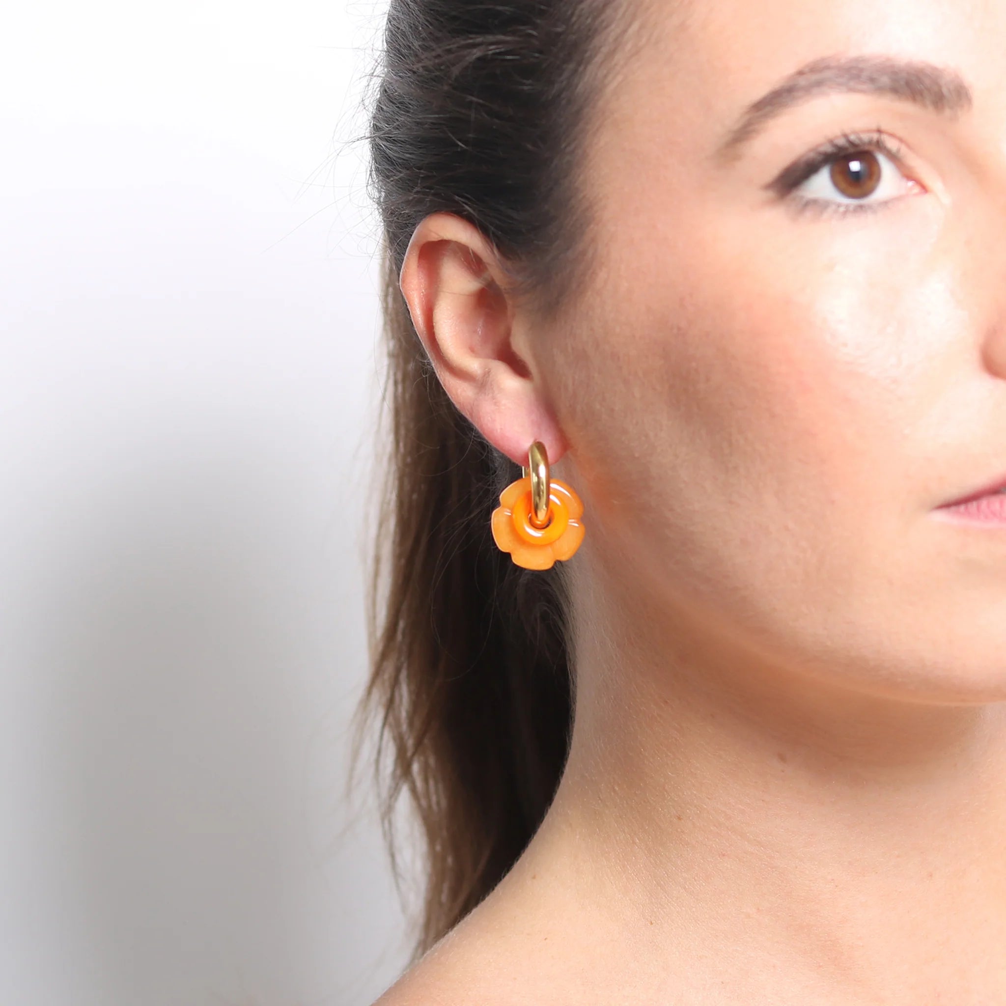 CarlieV Oorbellen Donut Flower Orange Jade Bedel (per stuk)