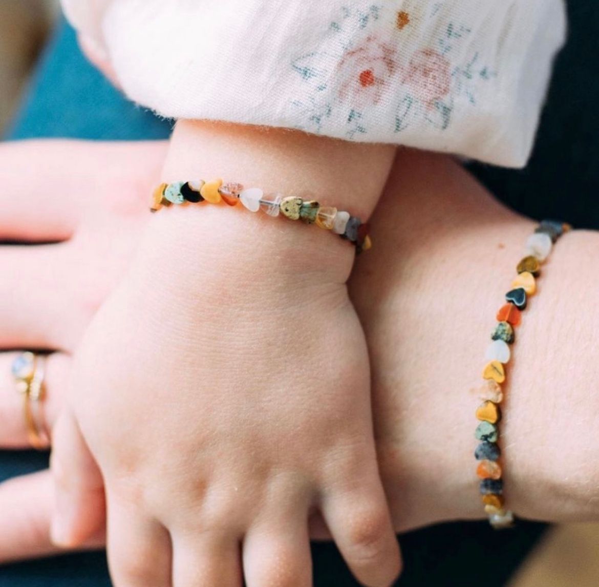 Moeder en kind edelsteen mini hartjes armband.