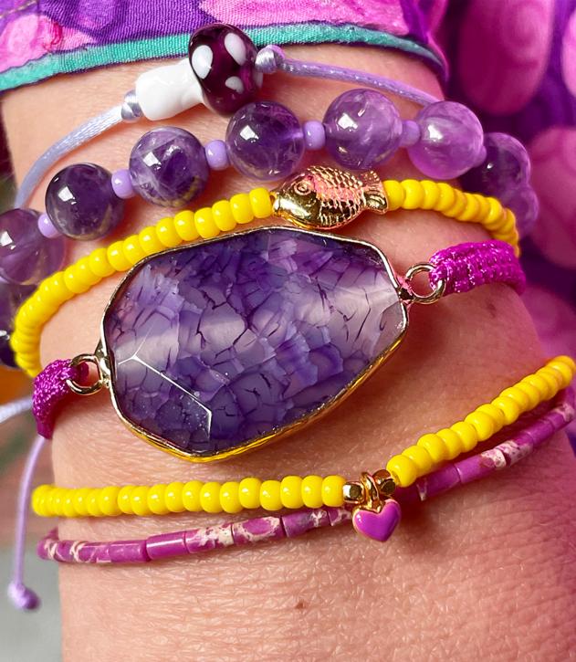 Op deze foto zie je een set armbanden van Bert Sieraden in de kleurencombinatie paars en geel.