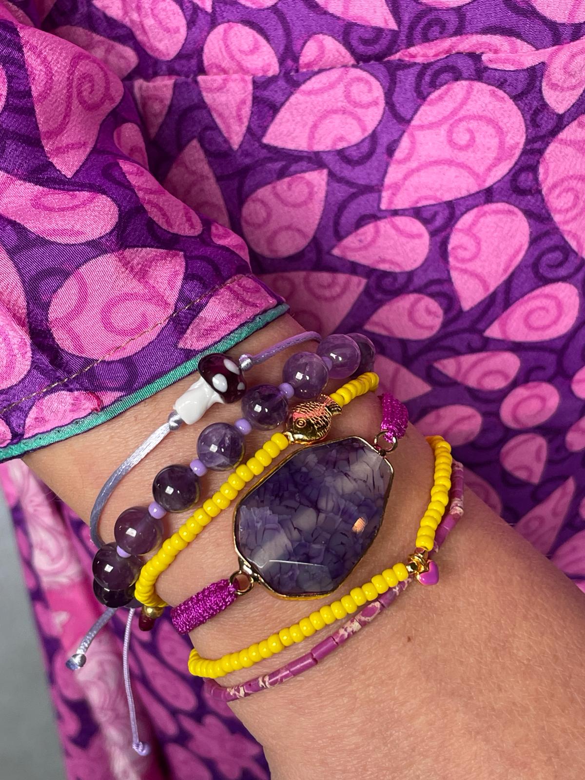 Op deze foto zie je een set armbanden van Bert Sieraden in de kleurencombinatie paars en geel.