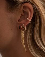 Afbeelding in Gallery-weergave laden, Je ziet oorbellen van Bobby Rose Jewelry in een oor. Het zijn meerdere oorbellen van swarovski en goud.